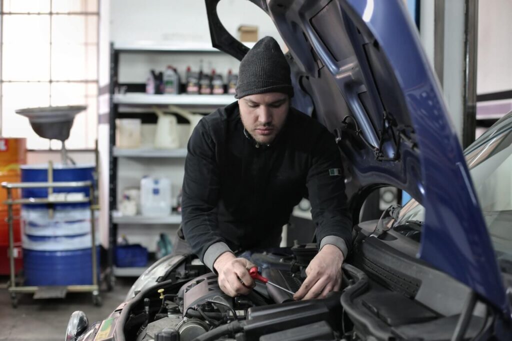 Diy Vs. Professional Car Mechanics: Pros And Cons