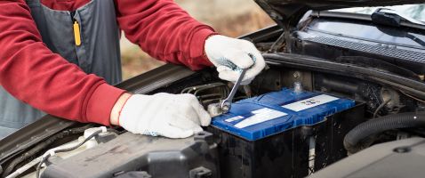 vehicle mechanic near me working on heavy duty vehicle