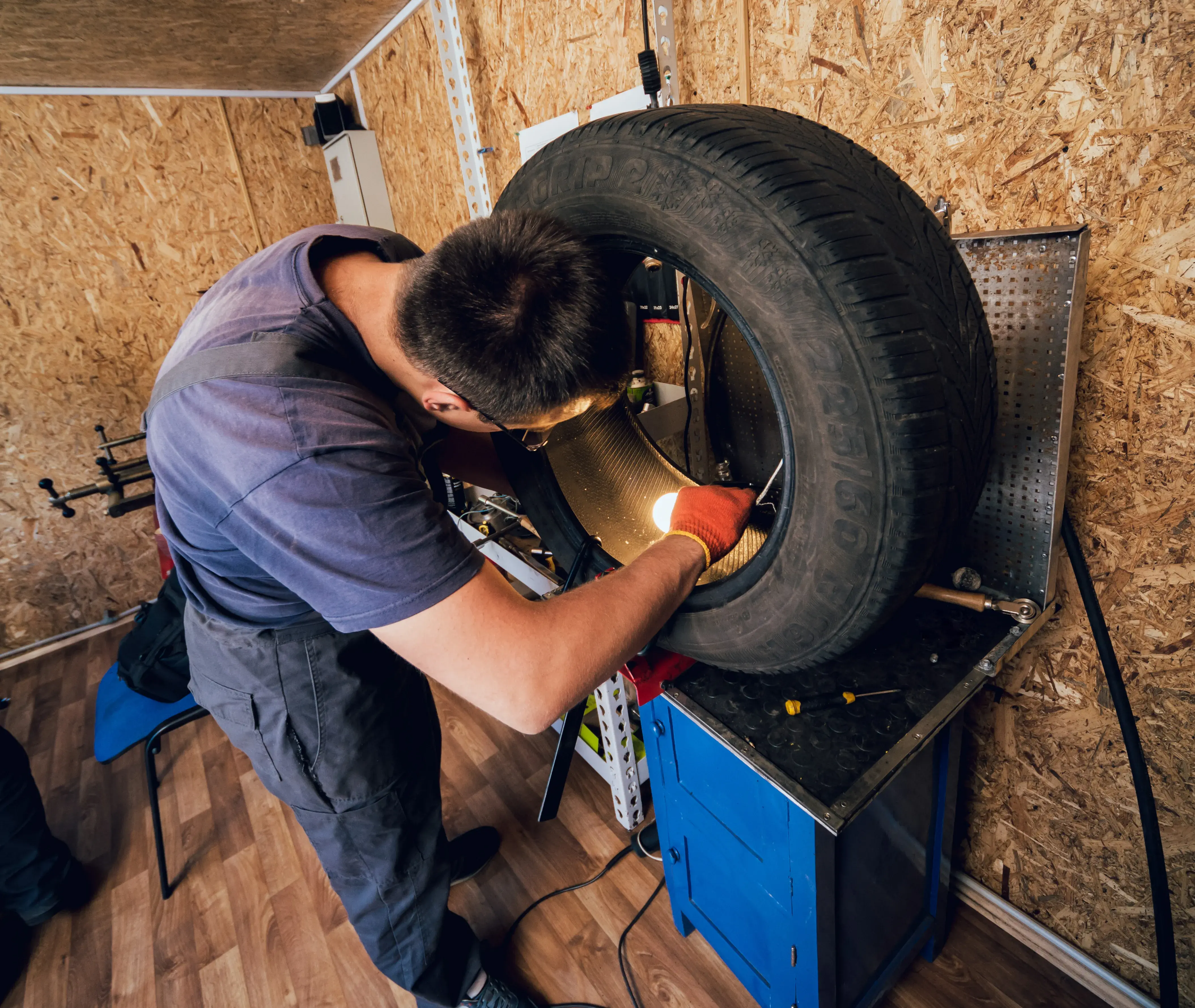 Professional Car Mechanic Replace Tire On Wheel A 2026 01 09 14 25 12 Utc Are Run Flat Tires Repairable